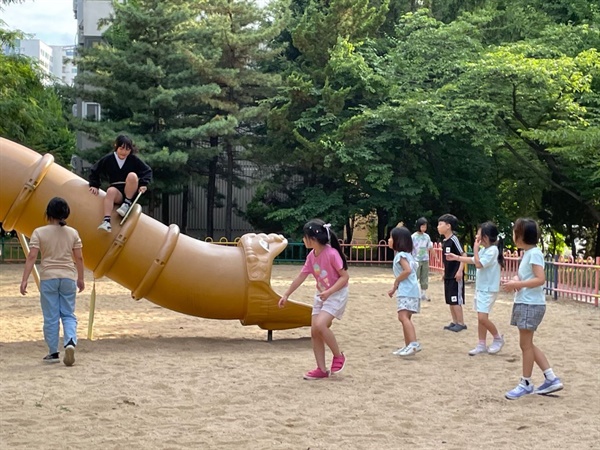  아이들이 뛰어 놀 수 있는 놀이터는 모두에게 소중하다. 아이들을 환대하는 공간이 더 넘쳐나길 바란다.