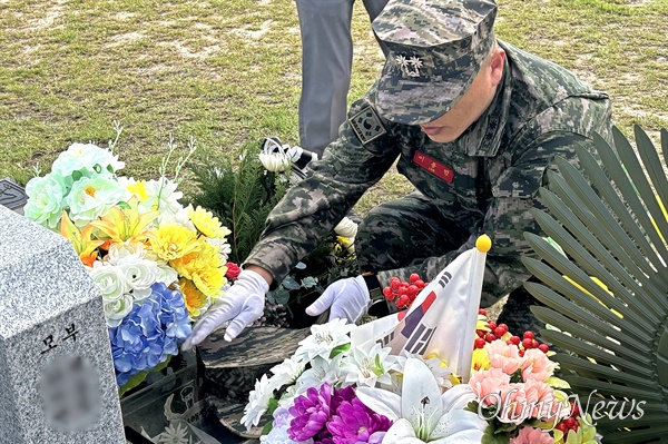  채 상병 묘에 전역모 바치는 이용민 중령.