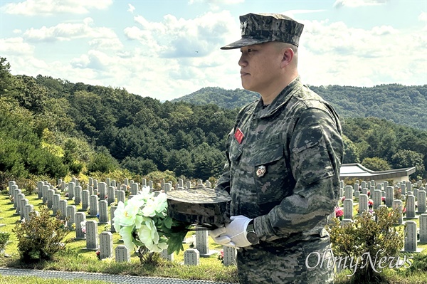  전역모를 들고 채 상병 묘를 찿은 이용민 중령.