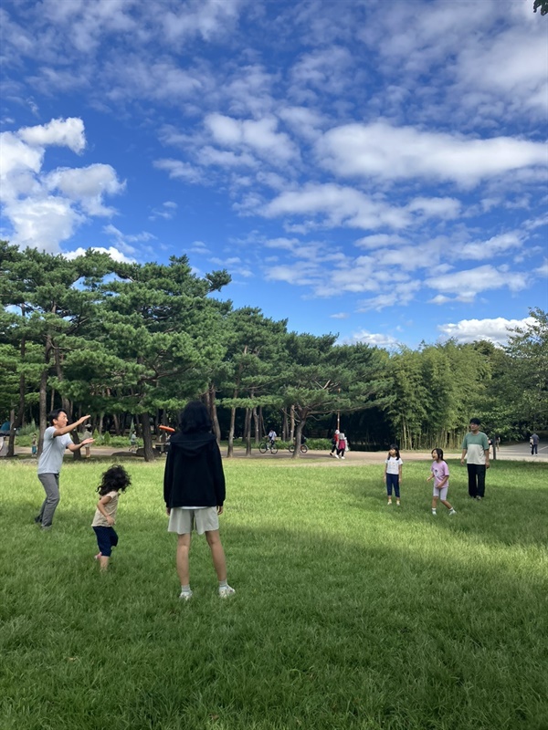 지난 주말 공원에서. 사진 속에서 이제 우리는 혼자 있지 않다.