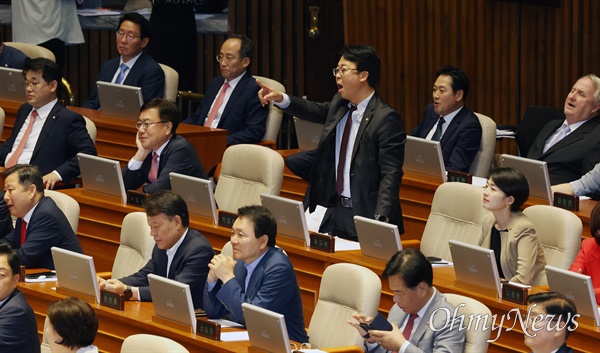  국민의힘 곽규택 의원과 소속 의원들이 26일 오후 서울 여의도 국회에서 본회의에서 한석훈 국가인권위원 선출안이 부결되자 야당을 향해 “사기꾼”이라고 외치며 항의하고 있다.