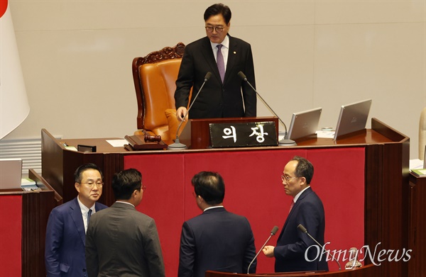  26일 오후 서울 여의도 국회에서 본회의에서 한석훈 국가인권위원 선출안이 부결된 것에 대해 국민의힘 의원들이 “여야 합의안인데 부결됐다”며 항의하자, 우원식 국회의장이 국민의힘 추경호 원내대표, 배준영 원내수석부대표, 더불어민주당 박찬대 원내대표, 박성준 원내수석부대표를 단상으로 불러 이야기를 나누고 있다.