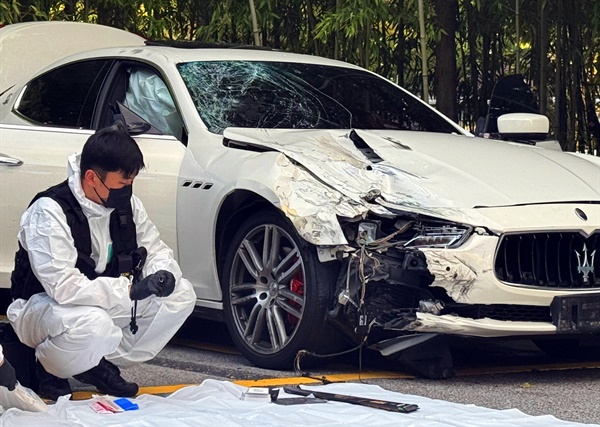  광주 서부경찰서에서 국립과학수사연구원 관계자들이 '음주 뺑소니 사망사고' 차량을 대상으로 정밀 감정을 하고 있다.