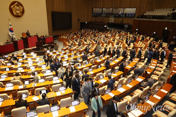  26일 오후 서울 여의도 국회에서 본회의에서 방송통신위원회의 설치 및 운영에 관한 법률 일부 개정법률안 재의의 건, 방송법 일부개정법률안 재의의 건, 방송문화진흥회법 일부개정법률안 재의의 건, 한국교육방송공사법 일부개정법률안 재의의 건(방송4법), 2024년 민생회복지원금 지급을 위한 특별조치법안(전국민 25만원 지원법) 재의의 건, 노동조합 및 노동관계조정법 일부개정법률안(노란봉투법) 재의의 건이 부결되자, 더불어민주당 의원들이 회의장을 퇴장하고 있다.