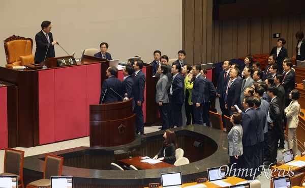  26일 오후 서울 여의도 국회에서 본회의에서 방송통신위원회의 설치 및 운영에 관한 법률 일부 개정법률안 재의의 건, 방송법 일부개정법률안 재의의 건, 방송문화진흥회법 일부개정법률안 재의의 건, 한국교육방송공사법 일부개정법률안 재의의 건(방송4법), 2024년 민생회복지원금 지급을 위한 특별조치법안(전국민 25만원 지원법) 재의의 건, 노동조합 및 노동관계조정법 일부개정법률안(노란봉투법) 재의의 건이 부결된 뒤 더불어민주당 의원들이 회의장을 퇴장하자, 국민의힘 의원들이 우원식 국회의장에게 회의 진행을 요구하고 있다.