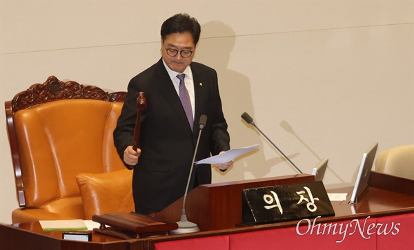  우원식 국회의장이 26일 오후 서울 여의도 국회에서 본회의에서 노동조합 및 노동관계조정법 일부개정법률안(노란봉투법) 재의의 건을 상정하며 의사봉을 두드리고 있다.