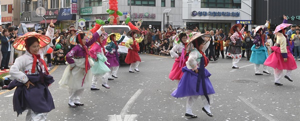  거창한마당대축제의 거리행진.