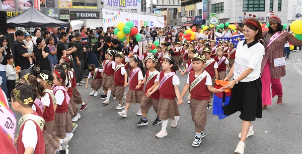  거창한마당대축제의 거리행진.