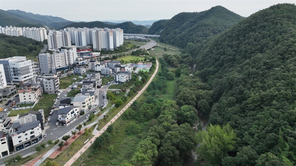  동화천이 화담산과 아름답게 조화를 이루며 흘러가고 있다.