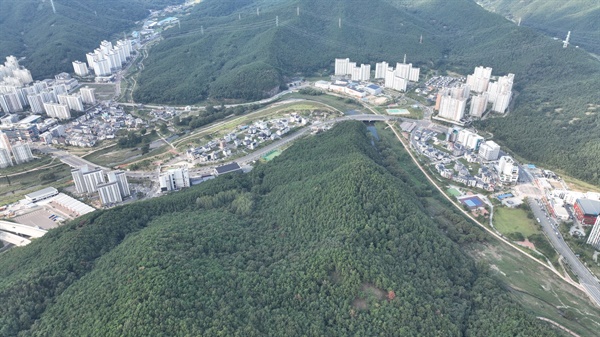  동화천을 다라 좌우로 빼곡이 들어선 아파트와 택지들... 수해를 입을 수밖에 없는 구조적 한계가 있는 것이다.