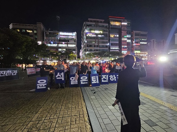 퇴진촛불 사회자가 구호를 외치고 있다.