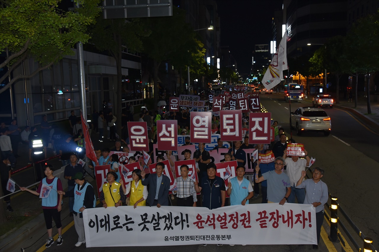  윤석열 정권 퇴진 4차 대전시민대회가 27일 저녁 7시, 둔산동 은하수네거리에서 열렸다. 시민대회가 시작된 장소는 지난 2016-2017년 박근혜 퇴진 촛불집회가 열렸던 은하수네거리와 대전시교육청 네거리 사이 도로였다.