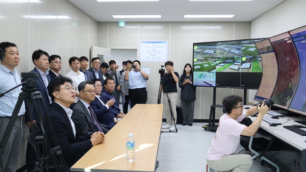  민경선 경기교통공사 사장, 강수현 양주시 시장, 드론 배송업체인 ㈜비씨디이엔씨 등 컨소시엄 협력사들과 경기도의회 이영주 의원 등이 27일 경기교통공사 사옥 내 위치한 드론 배송 종합상황실에서 관제 시연을 하고 있다.