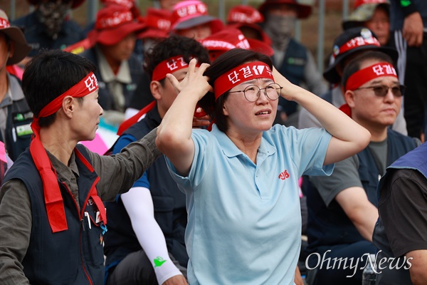  9월 28일 오후 경남도청~경남도교육청 사이 도로에서 열린 "윤석열 퇴진 경남 노동자-민중대회". 정혜경 국회의원(가운데).