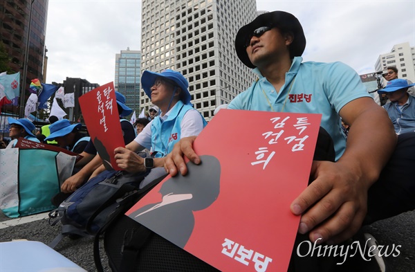 윤석열 정권 퇴진 광장을 열자! 윤석열정권퇴진운동본부(준), 전국민중행동, 자주통일평화연대, 전국비상시국회의 주최로 28일 오후 서울 중구 숭례문 앞에서 열린 '퇴진 광장을 열자! 9.28 윤석열 정권 퇴진 시국대회'에서 참가자들이 윤석열 정권을 규탄하고 퇴진을 촉구하고 있다.<BR>