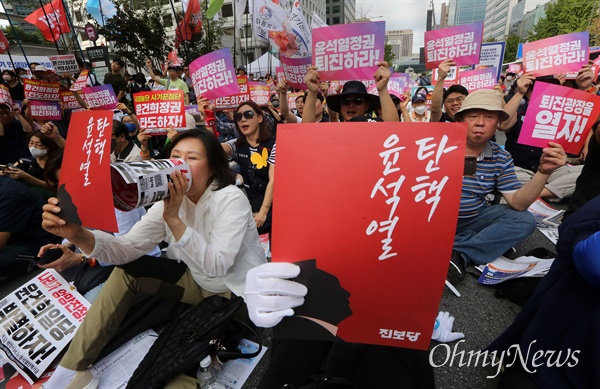 윤석열 정권 퇴진 광장을 열자! 윤석열정권퇴진운동본부(준), 전국민중행동, 자주통일평화연대, 전국비상시국회의 주최로 28일 오후 서울 중구 숭례문 앞에서 열린 '퇴진 광장을 열자! 9.28 윤석열 정권 퇴진 시국대회'에서 참가자들이 윤석열 정권을 규탄하고 퇴진을 촉구하고 있다.<BR>