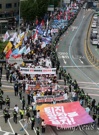 용산으로 행진하는 '윤석열 정권 퇴진 시국대회' 참가자들 윤석열정권퇴진운동본부(준), 전국민중행동, 자주통일평화연대, 전국비상시국회의 주최로 28일 오후 서울 중구 숭례문 앞에서 열린 '퇴진 광장을 열자! 9.28 윤석열 정권 퇴진 시국대회'에서 참가자들이 용산 대통령실 방향으로 행진을 하고 있다.<BR>