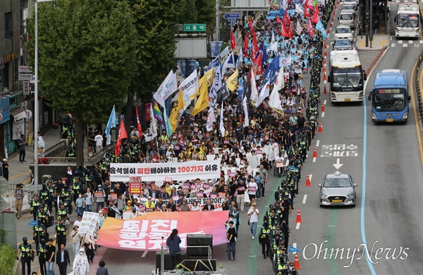 "윤석열 정권 퇴진 광장을 열자!" 윤석열정권퇴진운동본부(준), 전국민중행동, 자주통일평화연대, 전국비상시국회의 주최로 28일 오후 서울 중구 숭례문 앞에서 열린 '퇴진 광장을 열자! 9.28 윤석열 정권 퇴진 시국대회'에서 참가자들이 용산 대통령실 방향으로 행진을 하고 있다. 시국대회 참석자들은 "윤석열 정권 집권 2년 반 만에 대한민국은 나락으로 떨어졌으며 총선에서 엄중한 심판을 받았는데도 폭주와 퇴행을 거듭했고, 급기야 정권 지지율이 20%로 폭락했다"고 일갈했다. 이들은 "법 앞에 예외와 특혜는 있을 수 없지만 김건희 등 윤석열 측근에만 가면 법 앞에 평등의 가치는 사라진다"며 "부자감세, 민생파탄, 반평화 전쟁위기, 친일역사쿠데타, 민주주의 훼손, 헌법 유린, 민생개혁입법에 대한 21차례 거부권 남발 등 민주주의 파괴에 앞장서며 헌법을 유린하는 윤석열 대통령을 이 나라 대통령으로 볼 수 없다"고 주장하며 윤석열 정권의 즉각적인 퇴진을 촉구했다.