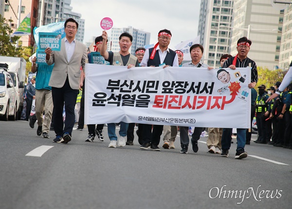  28일 부산 부산진구 전포대로에서 2500여 명이 참가한 가운데, 12차 '윤석열 퇴진' 부산시국대회가 열리고 있다.