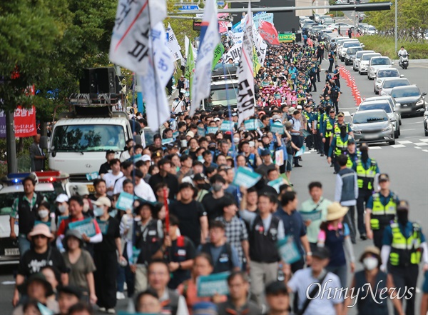  28일 부산 부산진구 전포대로에서 2500여 명이 참가한 가운데, 12차 '윤석열 퇴진' 부산시국대회가 열리고 있다.