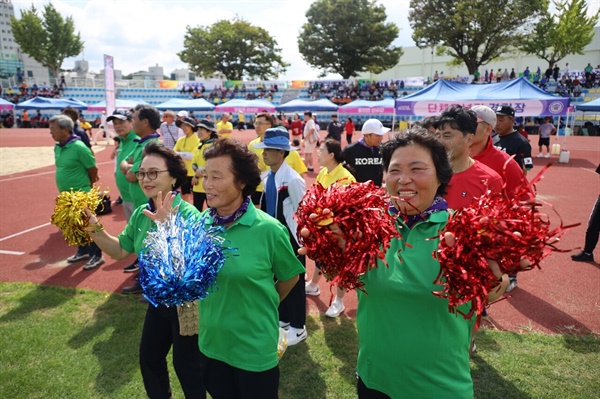  제20회 사천시민체육대회가 28일 사천종합운동장에서 '함께 뛰는 시민, 가슴 뛰는 우주항공도시 사천'이라는 주제로 성황리에 열렸다.