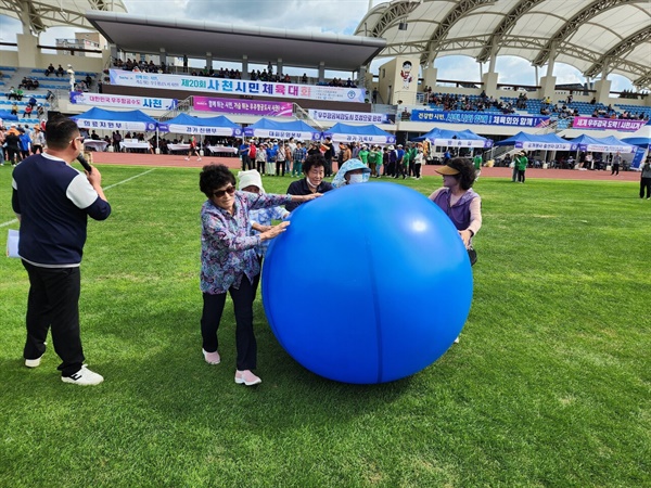  제20회 사천시민체육대회가 28일 사천종합운동장에서 '함께 뛰는 시민, 가슴 뛰는 우주항공도시 사천'이라는 주제로 성황리에 열렸다.