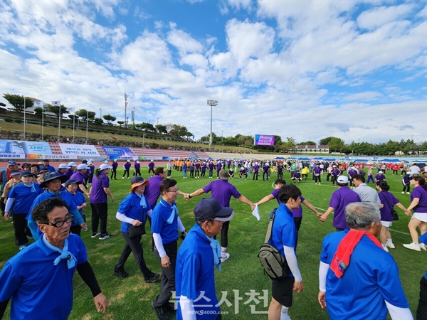  제20회 사천시민체육대회가 28일 사천종합운동장에서 '함께 뛰는 시민, 가슴 뛰는 우주항공도시 사천'이라는 주제로 성황리에 열렸다.