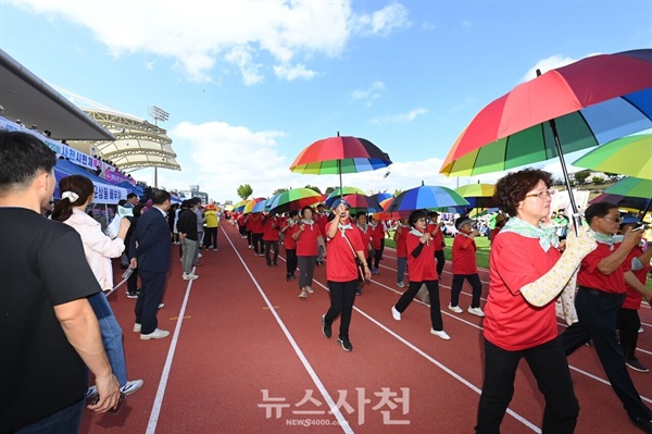  제20회 사천시민체육대회가 28일 사천종합운동장에서 '함께 뛰는 시민, 가슴 뛰는 우주항공도시 사천'이라는 주제로 성황리에 열렸다.