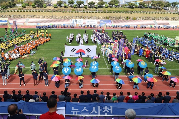  제20회 사천시민체육대회가 28일 사천종합운동장에서 '함께 뛰는 시민, 가슴 뛰는 우주항공도시 사천'이라는 주제로 성황리에 열렸다.