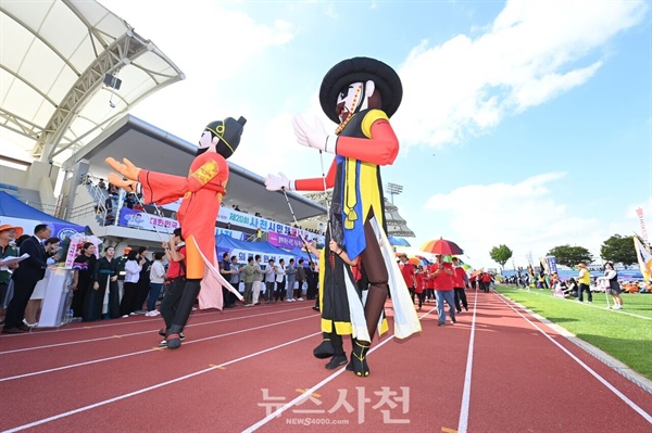  제20회 사천시민체육대회가 28일 사천종합운동장에서 '함께 뛰는 시민, 가슴 뛰는 우주항공도시 사천'이라는 주제로 성황리에 열렸다.