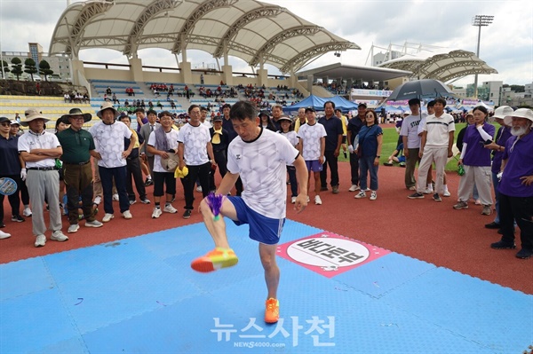  제20회 사천시민체육대회가 28일 사천종합운동장에서 '함께 뛰는 시민, 가슴 뛰는 우주항공도시 사천'이라는 주제로 성황리에 열렸다.