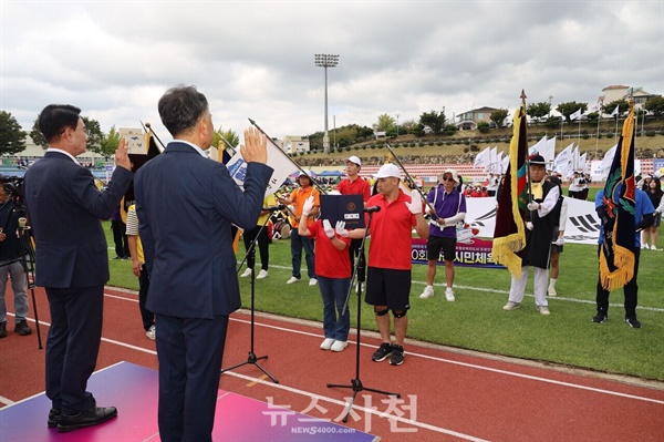  제20회 사천시민체육대회가 28일 사천종합운동장에서 '함께 뛰는 시민, 가슴 뛰는 우주항공도시 사천'이라는 주제로 성황리에 열렸다.