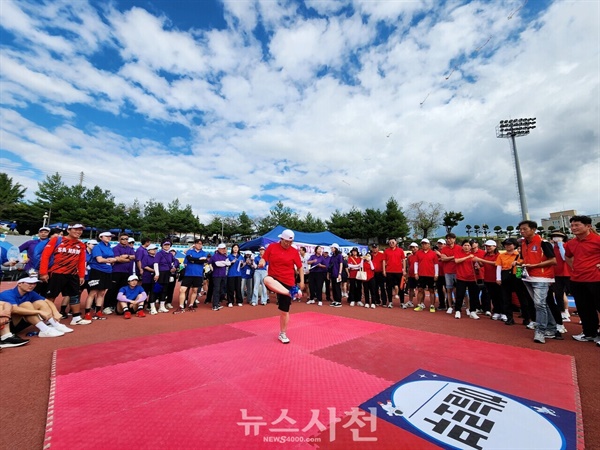  제20회 사천시민체육대회가 28일 사천종합운동장에서 '함께 뛰는 시민, 가슴 뛰는 우주항공도시 사천'이라는 주제로 성황리에 열렸다.