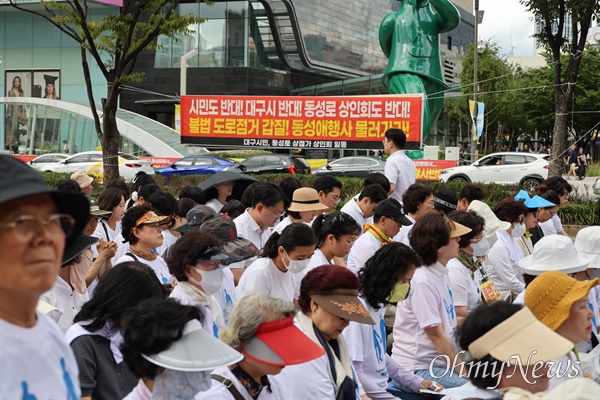  28일 오후 대구 중구 반월당네거리 인근 달구벌대로에서 대구퀴어문화축제를 반대하는 기독교단체가 퀴어반대 집회를 열고 있는 모습.