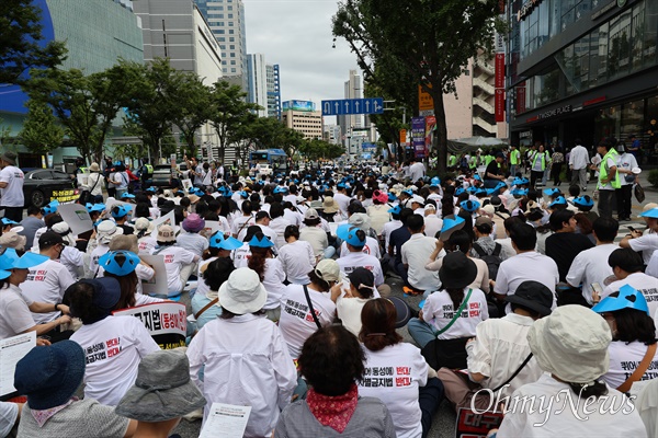  28일 오후 대구 중구 반월당네거리 인근 달구벌대로에서 대구퀴어문화축제를 반대하는 기독교단체가 퀴어반대 집회를 열고 있는 모습.