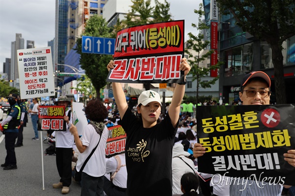  28일 오후 대구 중구 반월당네거리 인근 달구벌대로에서 대구퀴어문화축제를 반대하는 기독교단체가 퀴어반대 집회를 열고 있는 모습.