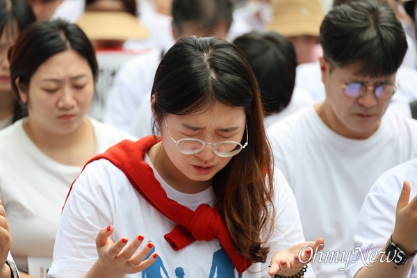  28일 오후 대구 중구 반월당네거리 인근 달구벌대로에서 대구퀴어문화축제를 반대하는 기독교단체가 퀴어반대 집회를 열고 있는 모습.