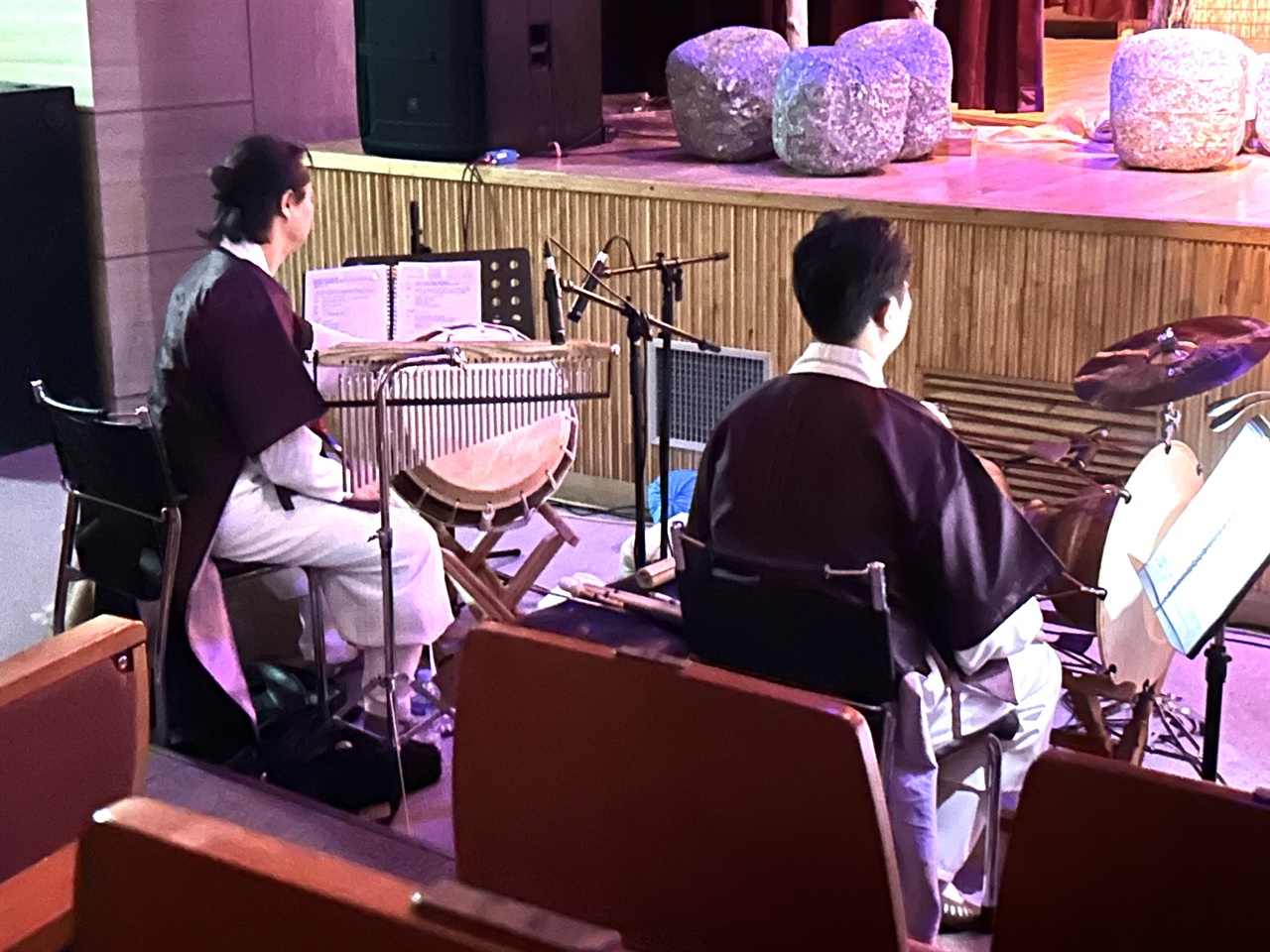  해금, 장구, 북, 피리, 태평소와 피아노, 기타 등 전문 악사의 수준 높은 연주는 관객들이 흥과 신명을 경험할 수 있는 소중한 시간이었다. 