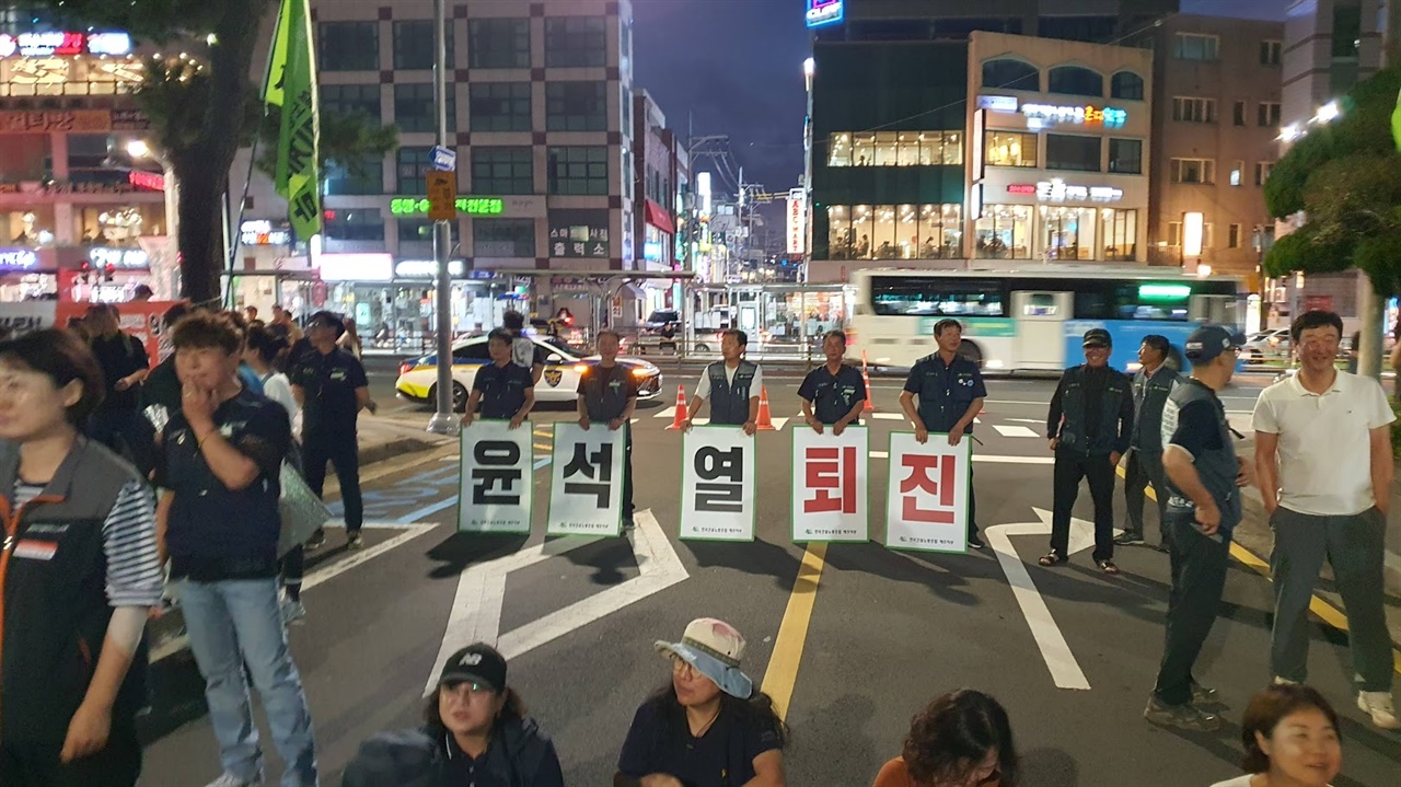  민주노총 노조원들이 윤석열 퇴진 피켓을 들고 서 있는 모습. 2024.9.28