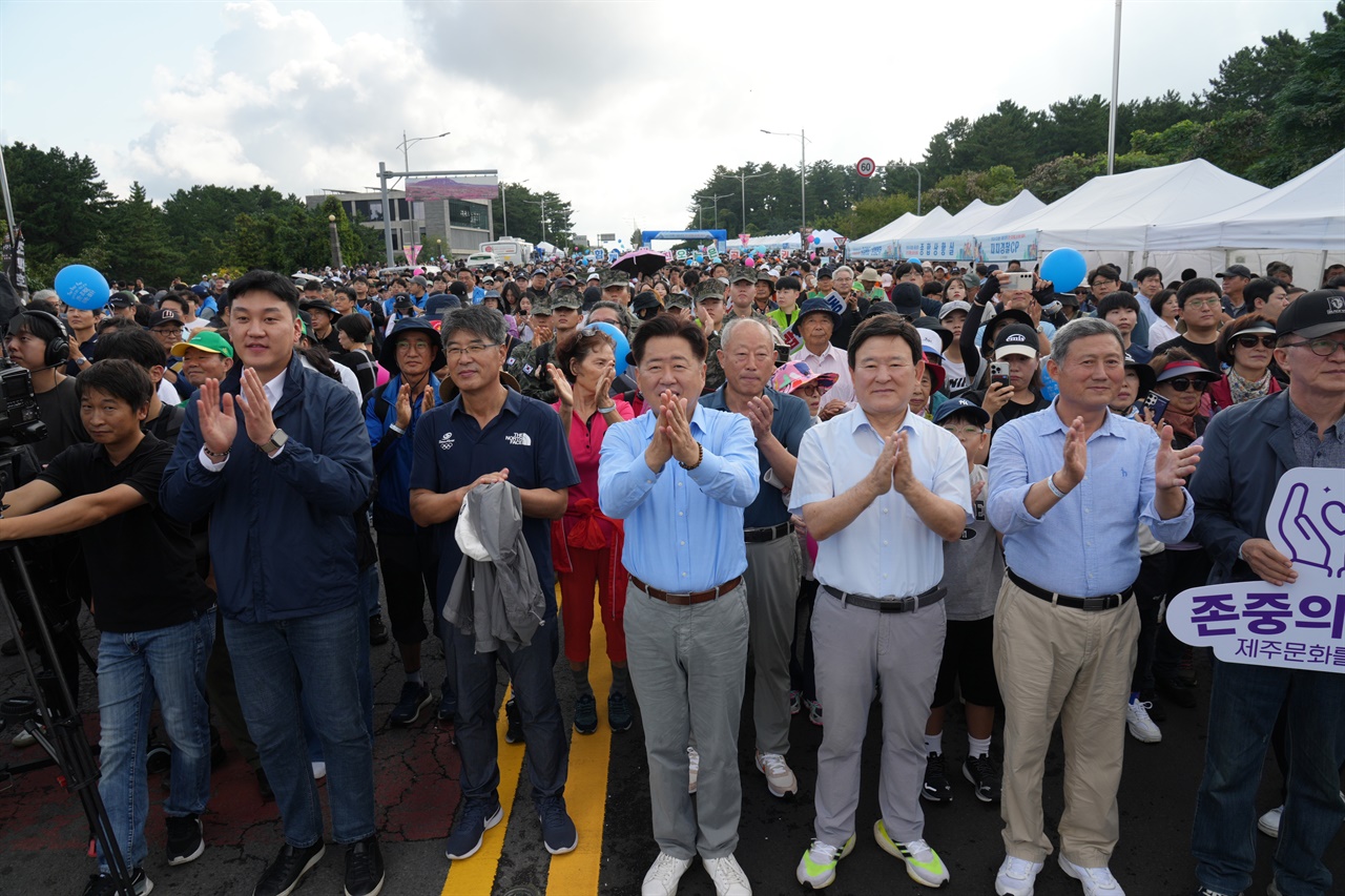 제주도가 배포한 행사 사진 9시 개막식 행사엔 많은 사람들이 참여한 것으로 보인다.