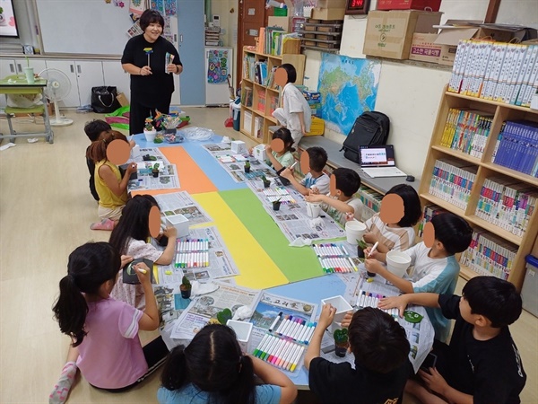 초등학교 강의 초등학교에서 강의하는 성정하 강사. 다양한 목소리 연기로 아이들의 수업 집중도를 높여 준다.