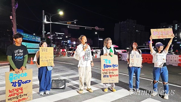  지난 28일 열린 공주시 백제문화제 행사장에서 공주보 수문 개방을 촉구하며 환경단체들이 선전전을 펼치고 있다. 