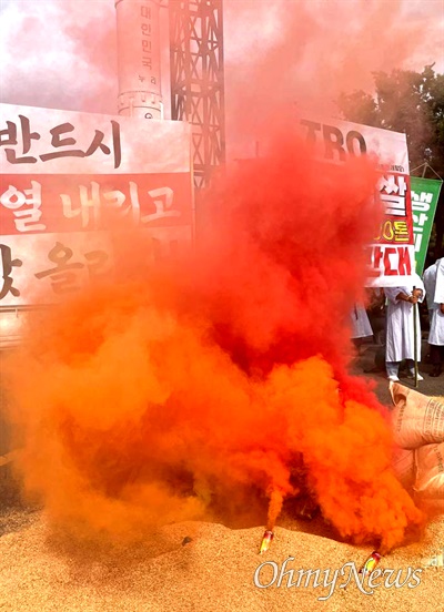  9월 28일 오후 경남도청 정문 앞에서 열린 "쌀값보장, 윤석열 퇴진, 경남농민대회".