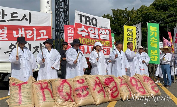  9월 28일 오후 경남도청 정문 앞에서 열린 "쌀값보장, 윤석열 퇴진, 경남농민대회".