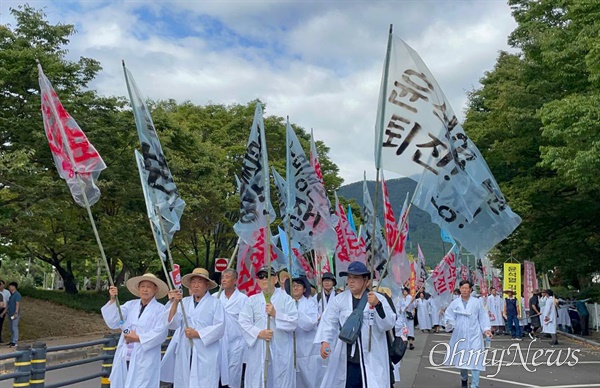  9월 28일 오후 경남도청 정문 앞에서 열린 "쌀값보장, 윤석열 퇴진, 경남농민대회".