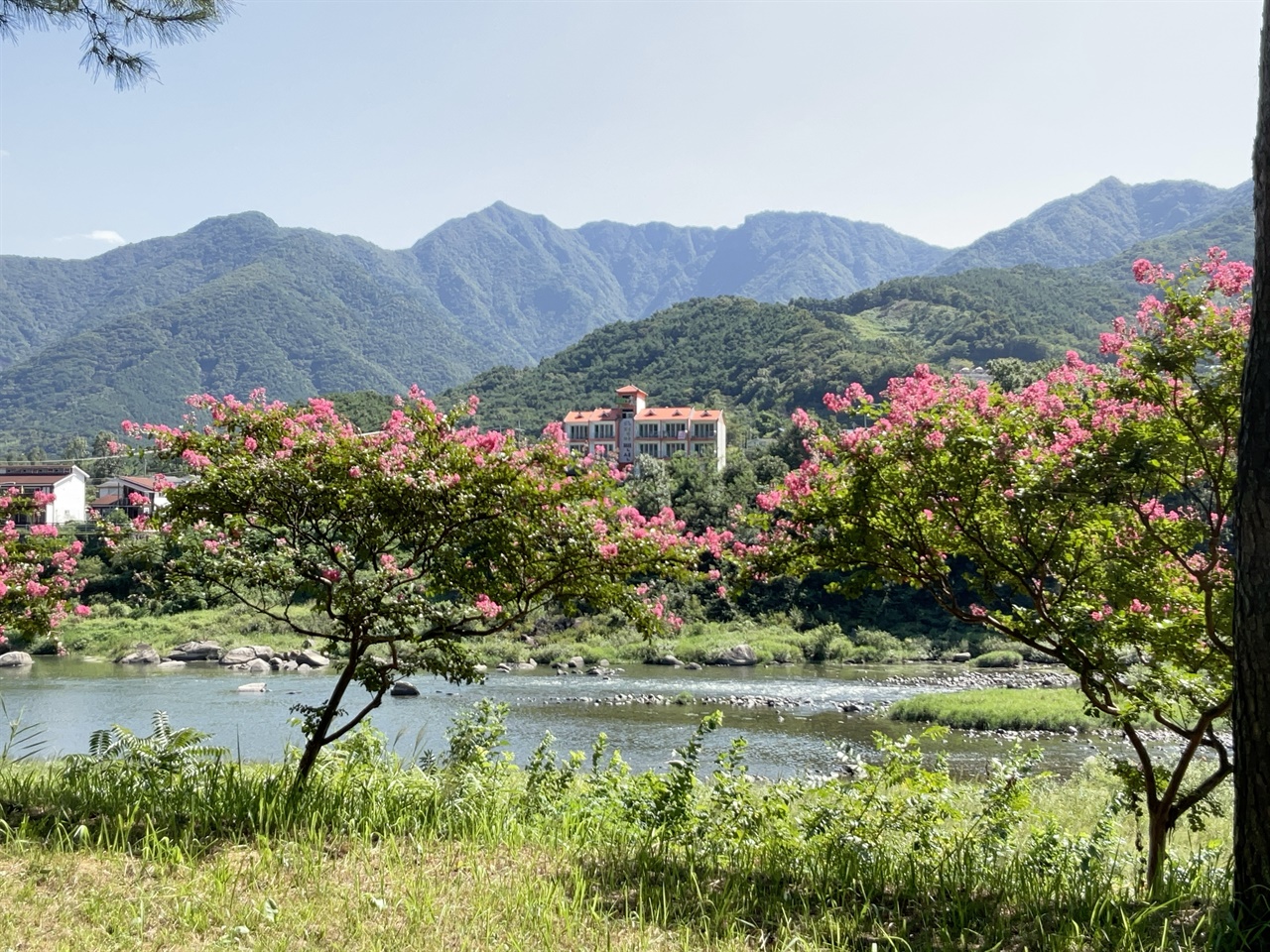  산청 경호강과 웅석봉 풍경