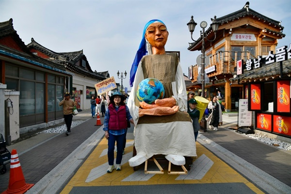  대구경북 풀뿌리 공동체들이 참여한 ‘대구경북 탈핵퍼레이드’는 볼거리, 할거리 등이 풍성했다. 황리단길을 물들인 탈핵 대오와 관광객 사이에 ‘너희는 전기 안 쓰냐’는 고전적인 시비가 끼어들 틈이 없었다.