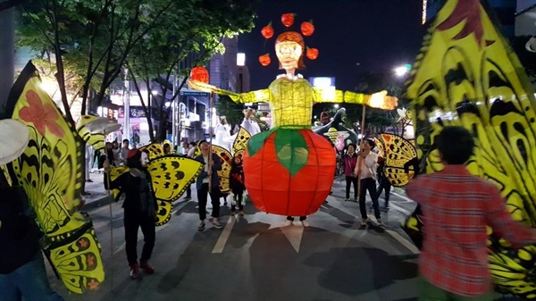  2018년 대구에서 열린 컬러풀축제에 나타난 사과아씨와 노란나비들. 마을과 사람, 이야기를 엮어 퍼레이드 경연대회에서 1등을 했다.