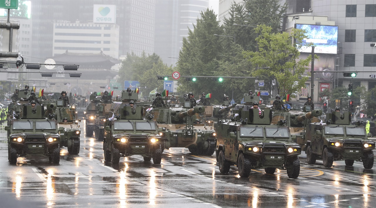  건군 75주년 국군의 날 기념행사가 열린 지난해 9월 26일 K55A1 자주포, K9 자주포 등 포병 장비들이 서울 중구 세종대로에서 시가행진하고 있다. 2023.9.26