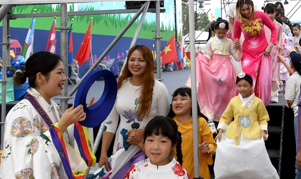  29일 거창스포츠파크 무대에서 열린 다문화 가족축제.